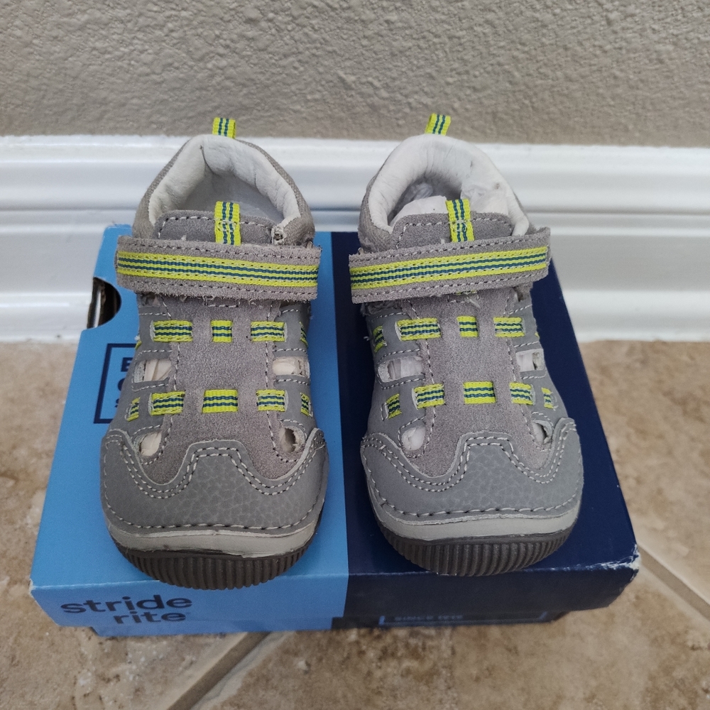 Stride Rite new with box baby boy shoes size 5